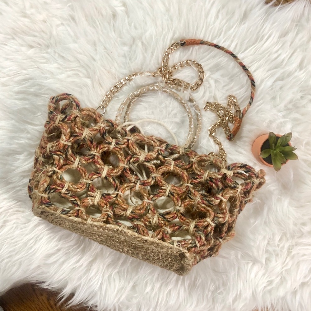 Funky straw crossbody with wool yarns details
